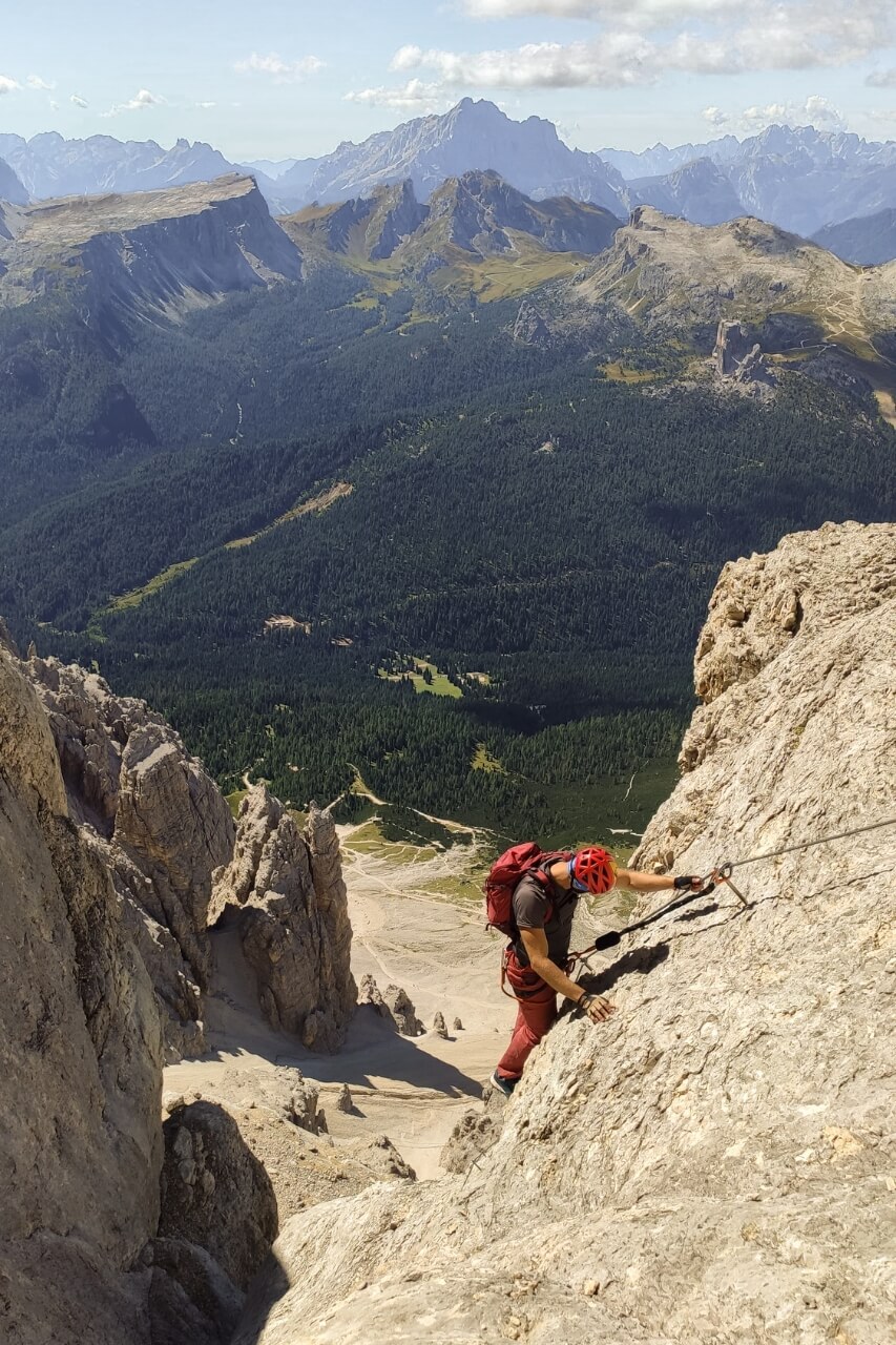 Foto di una persona durante una ferrata sulle dolomiti tofane