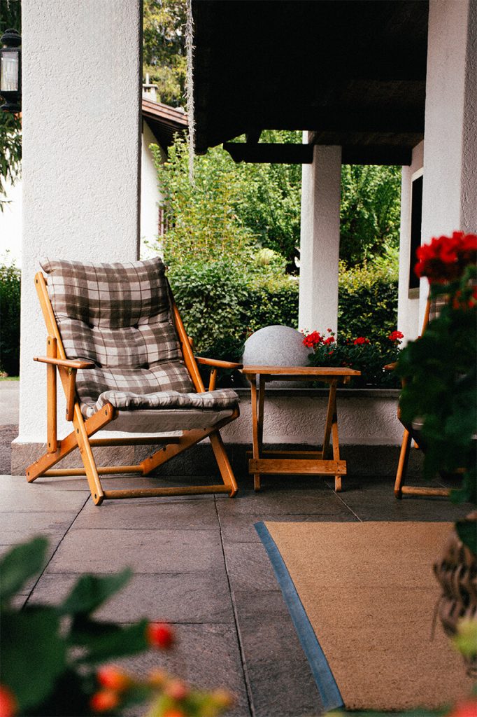 Veranda con sedie e tavolini dell'Hotel Principe a Cortina